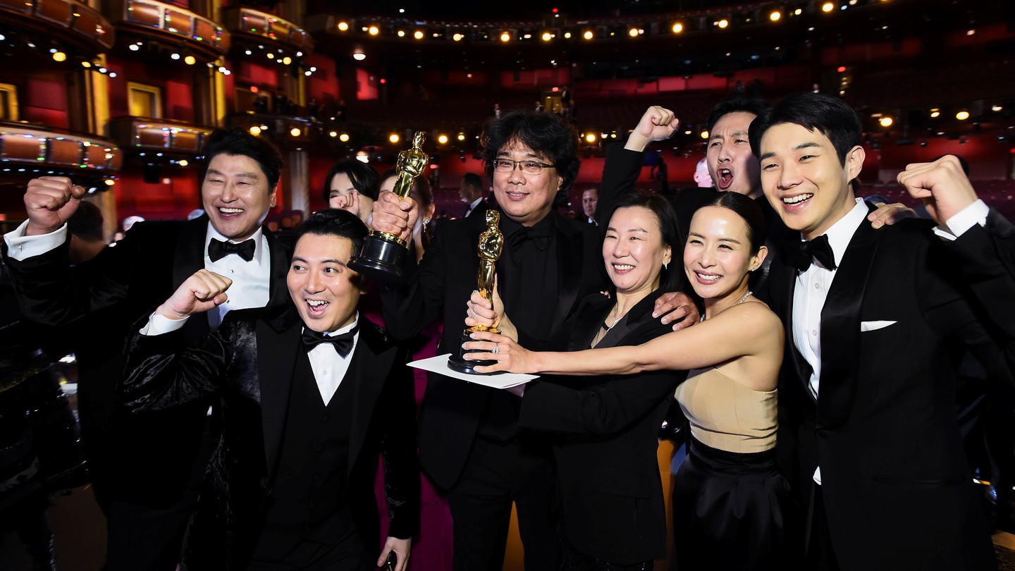 ‘Parasite’ Wins Big at Oscars; Phoenix, Pitt, Dern, Get Their Dues