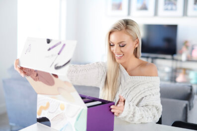 Younique Releases New & Improved Cosmetics Kit