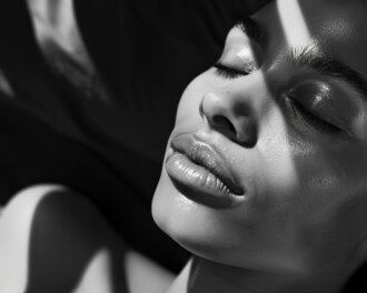 Sculpt, Don’t Freeze: The Natural Rituals Redefining Award-Season Beauty